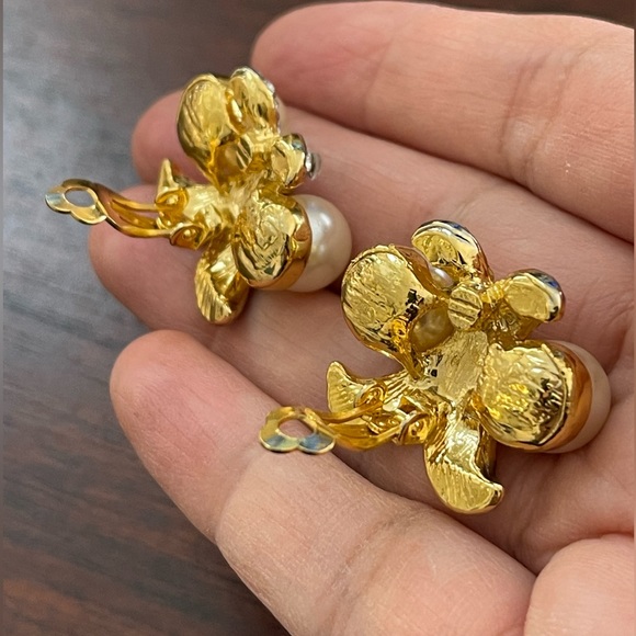 1980s faux pearl diamanté gold tone clip on earrings - Picture 4 of 6